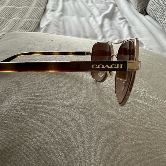 Brown women coach sunglasses gently used no scratches with case - Picture 3 of 4